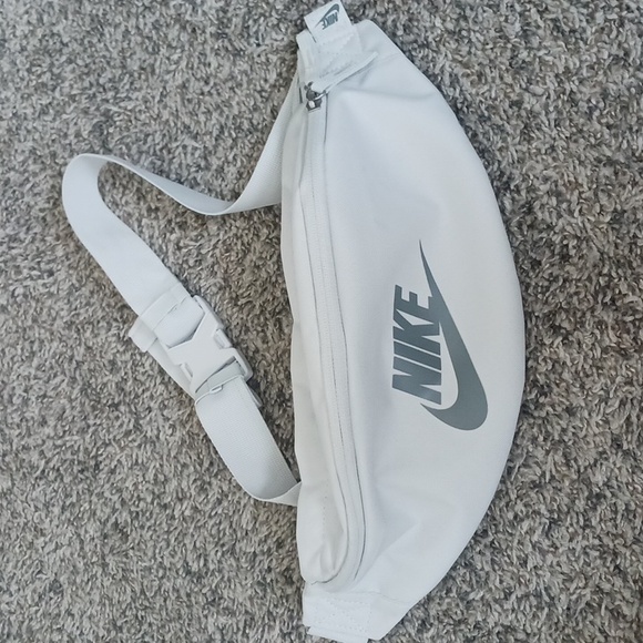 Nike Handbags - Nike Heritage Waistpack